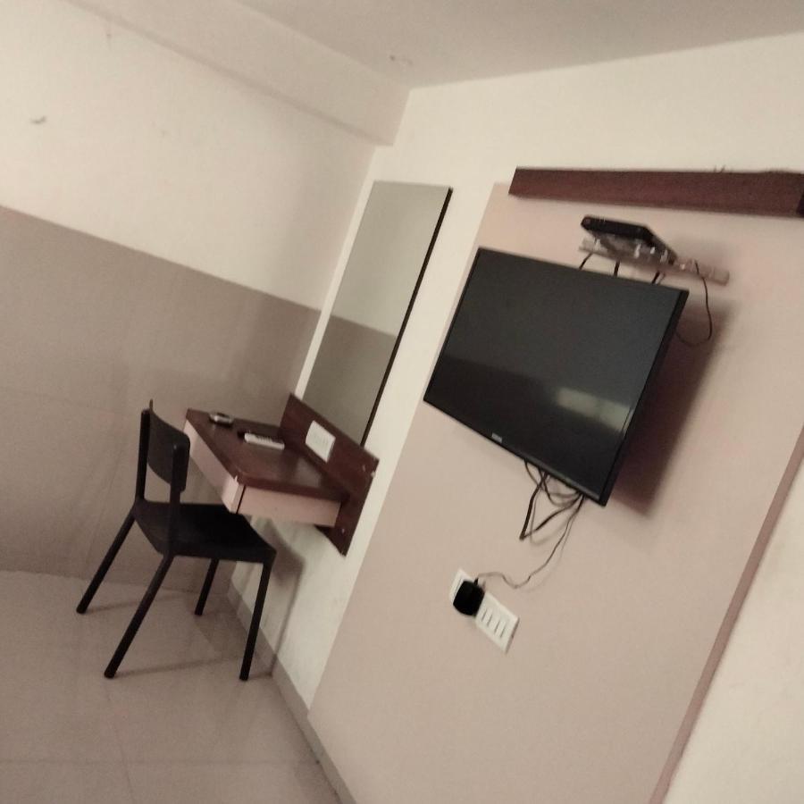 Hotel Everest Lodging نافي مومباي المظهر الخارجي الصورة